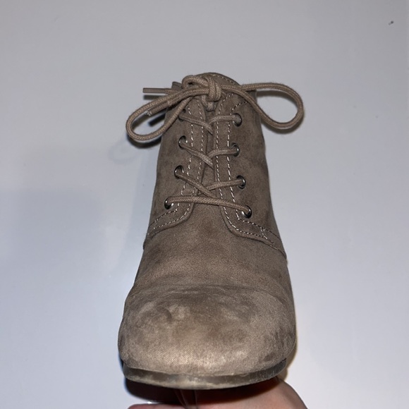 JcPenny 7.5 wedged light grey laced heel - Picture 2 of 4